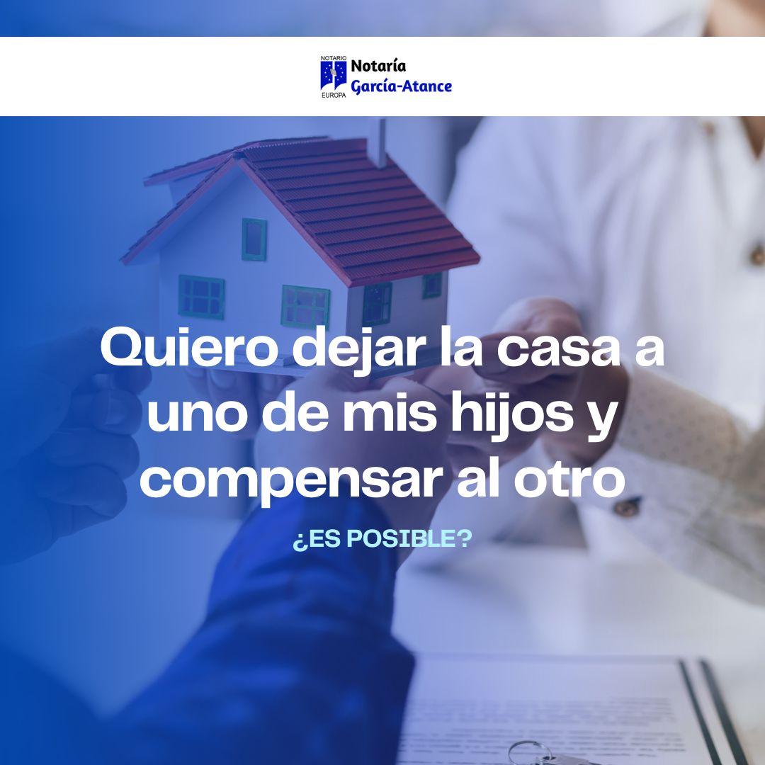 Cliente y notario revisando la documentación legal para la compraventa de vivienda.