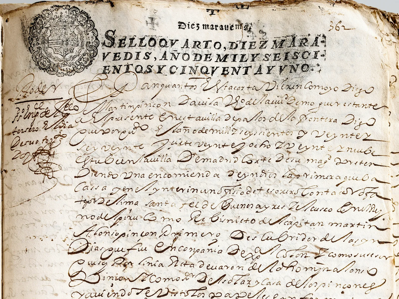 Folio manuscrito de una escritura notarial de 1651 con el sello cuarto de diez maravedís, conservado en un libro de protocolos