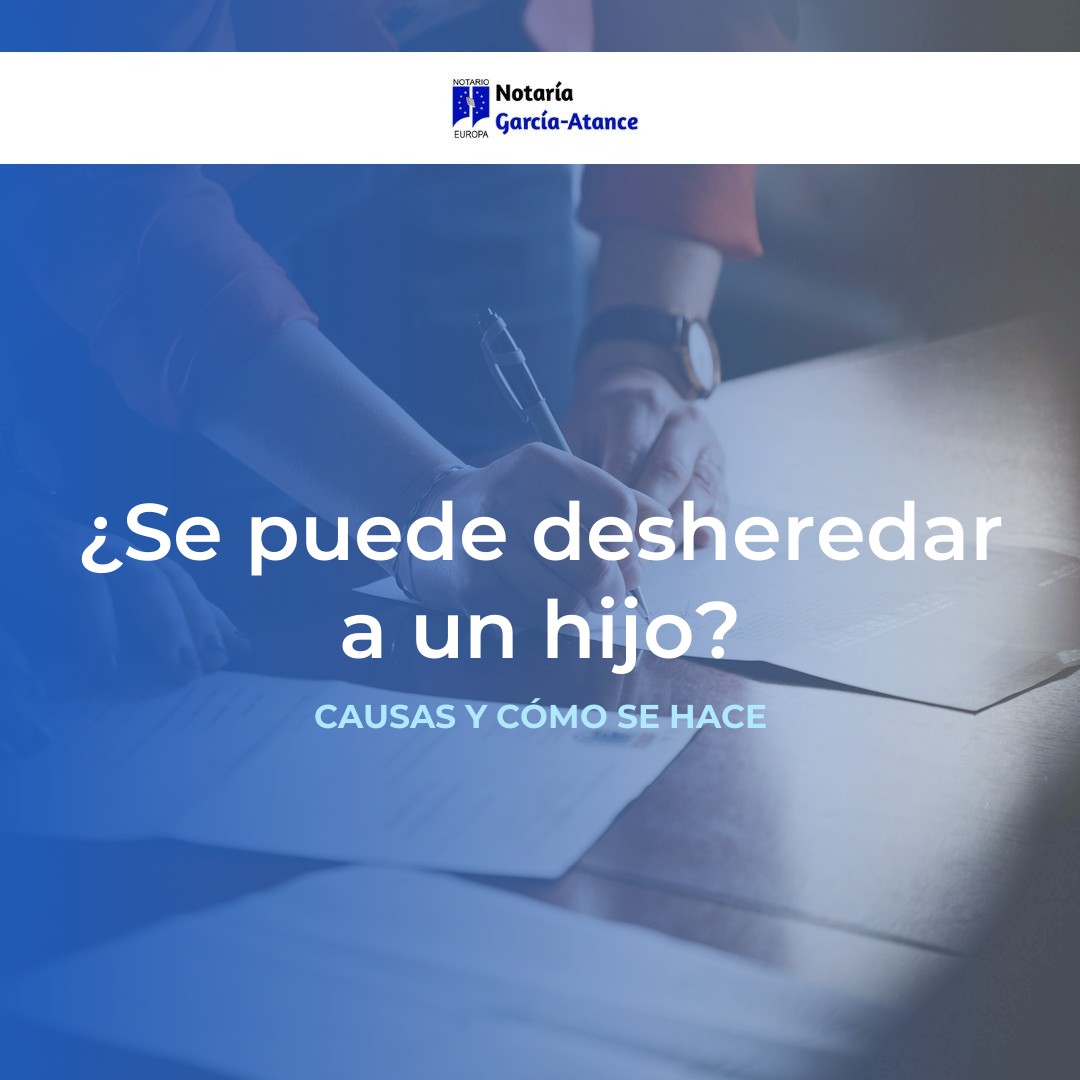 ¿Se puede desheredar a un hijo? Persona firmando un documento en una notaría